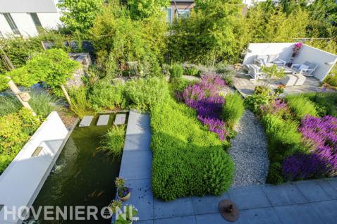 Moderne tuin met vijver, zithoek met vlonder en veel groen 1