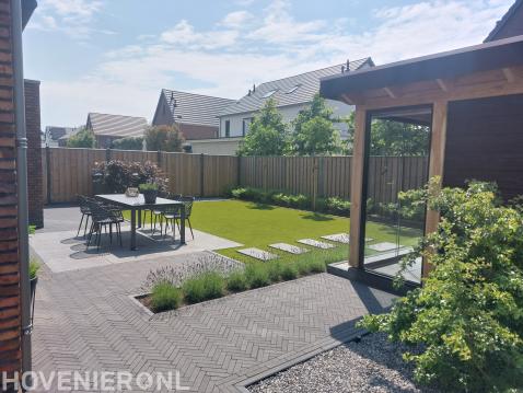 Moderne tuin met overkapping