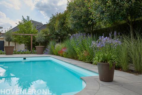 tuinrenovatie strakke tuin met zwembad in tuin en rijk bloem- Florera