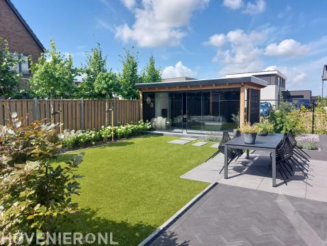 Moderne tuin met overkapping