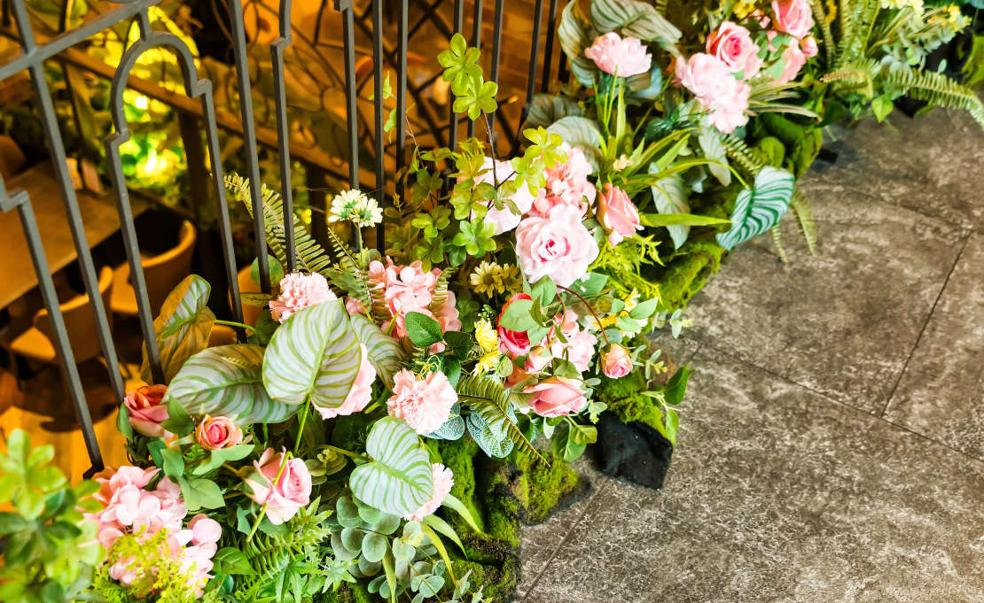 Kunstplanten in de tuin