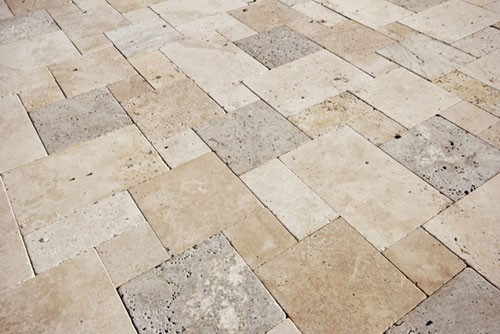 Natuursteen tegels in een wildverband